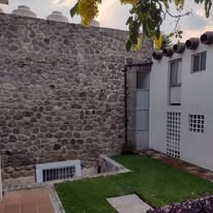 Patio con muro de piedra